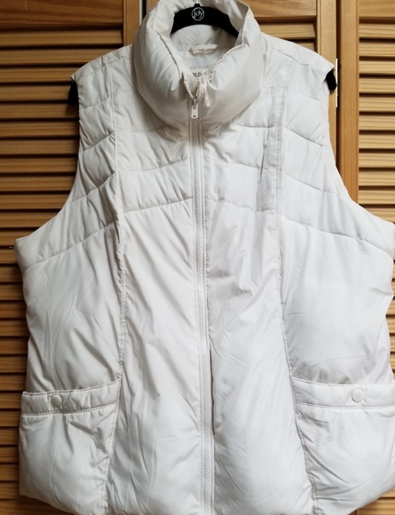 Old Navy White Plus Size Puffer Vest - Picture 2 of 4